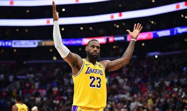 詹姆斯迎来五赛季出色发挥，老鹰观众热烈欢呼！