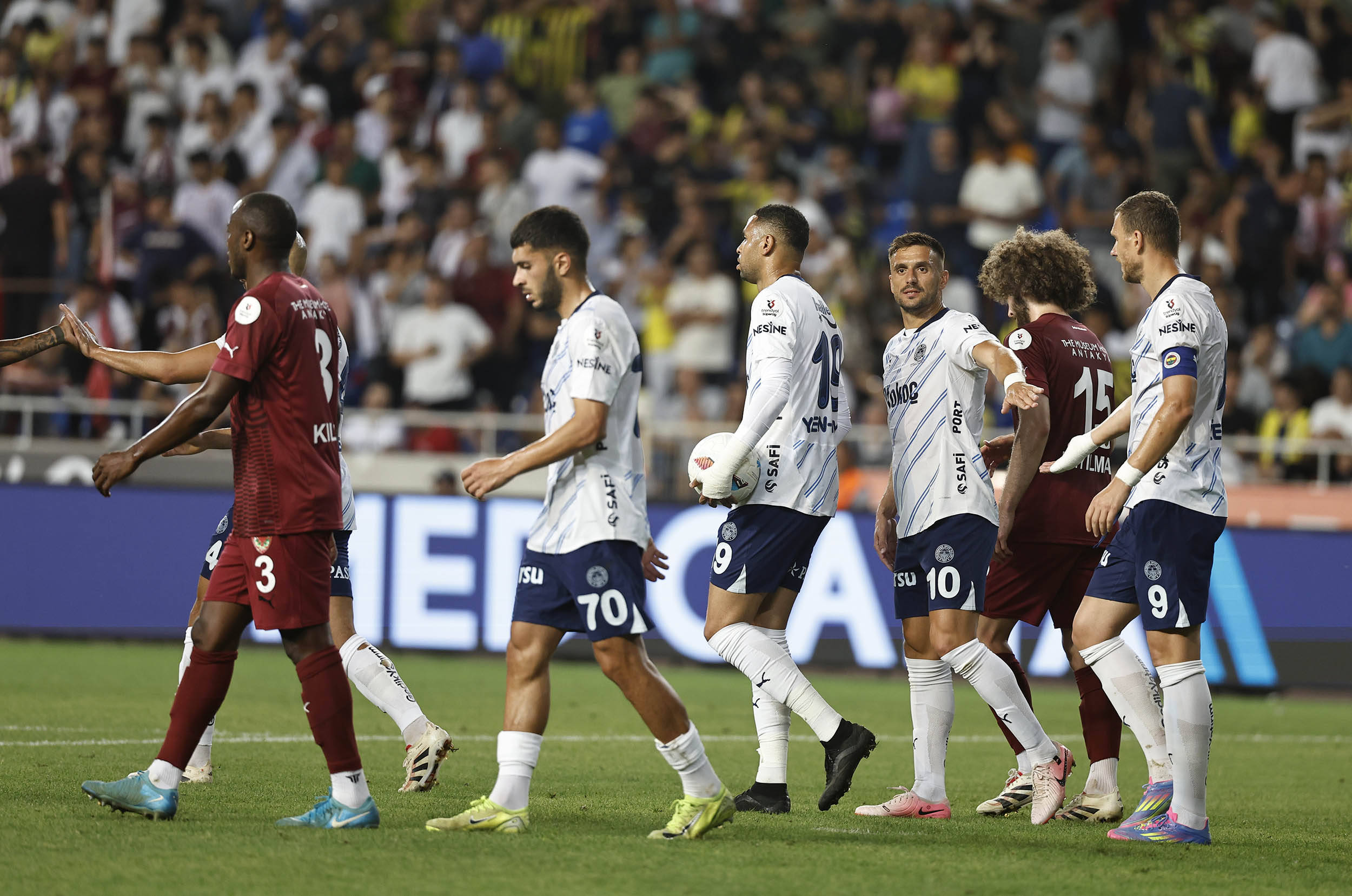 包含葡萄牙国家队内部会议纪要流出:关键战迎来里程碑,世预赛使命明确,控场能力成焦点的词条 包含葡萄牙国家队内部会议纪要流出:关键战迎来里程碑,世预赛使命明确,控场能力成焦点的词条