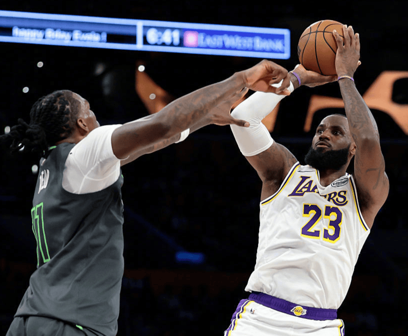 包含詹姆斯在湖人比赛中出色防守，爆冷引发热议！的词条