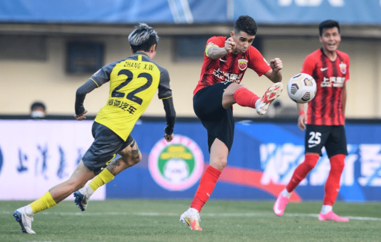 包含法甲倒计时，山东男篮清晨更衣室发声，细节引发关注，质疑声仍在，年轻球员得到机会的词条